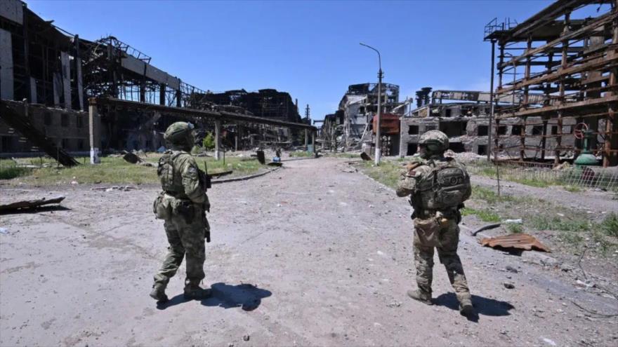 Militares rusos vigilan una zona de la planta siderúrgica Azovstal en Mariupol, Ucrania, 13 de junio de 2022.