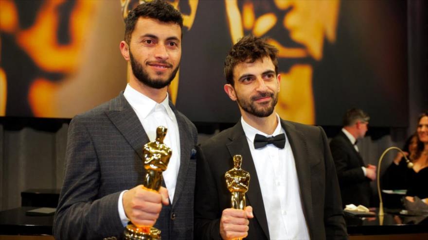 El cineasta palestino Basel Adra (izda.), y el israelí Yuval Abraham posan con el Óscar al Mejor documental por ‘No hay otra tierra’ en Hollywood, EE.UU., 2 de marzo de 2025. (Foto: Reuters)