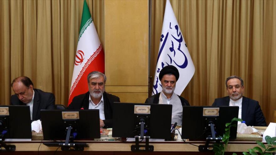 El canciller iraní, Seyed Abás Araqchi (drcha.) durante la reunión de emergencia de la Comisión Nacional de Seguridad junto con el legislador y portavoz del Parlamento, Ebrahim Rezai y otros representantes. (Foto: redes sociales)