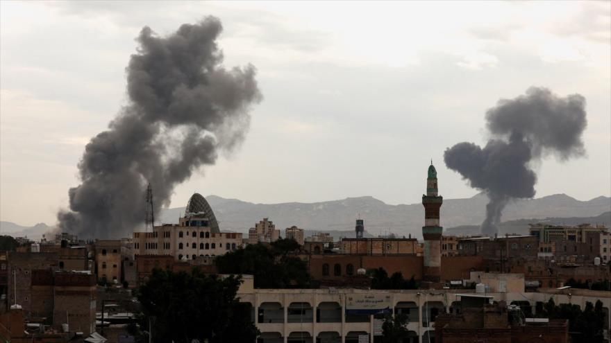 Columnas de humo tras un ataque aéreo israelí en Saná, capital de Yemen, 10 de septiembre de 2025. (Foto: Reuters) 