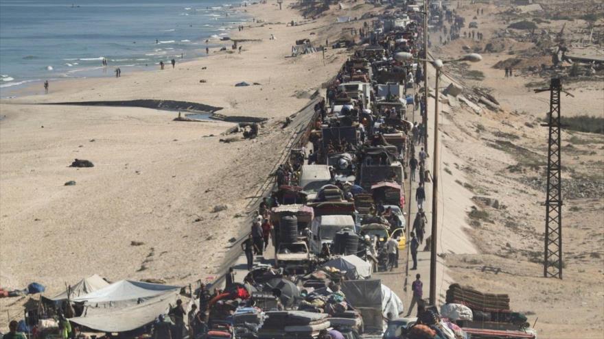 Palestinos desplazados huyen del norte de Gaza después de que las fuerzas israelíes ordenaran evacuar la zona hacia el sur, 14 de septiembre de 2025.
