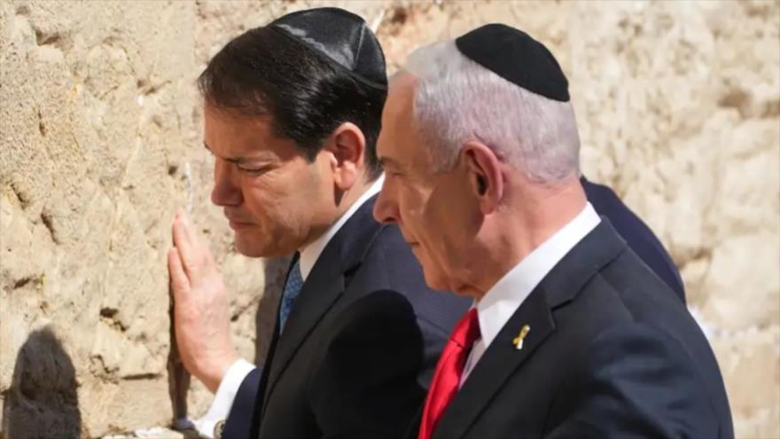 La visita del secretario de Estado de Estados Unidos, Marco Rubio (izda.) junto con el premier israelí, Benjamín Netanyahu (dcha.) al Muro de las Lamentaciones en Al-Quds (Jerusalén). (Foto: X)