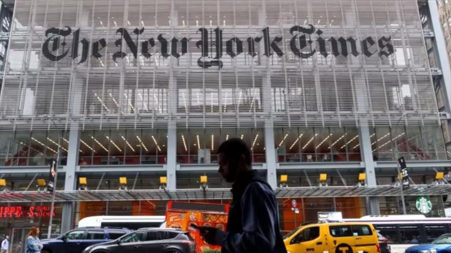 Una persona camina frente a la sede del New York Times en la Octava Avenida de la ciudad de Nueva York el 16 de mayo de 2024, Foto: Corbis News