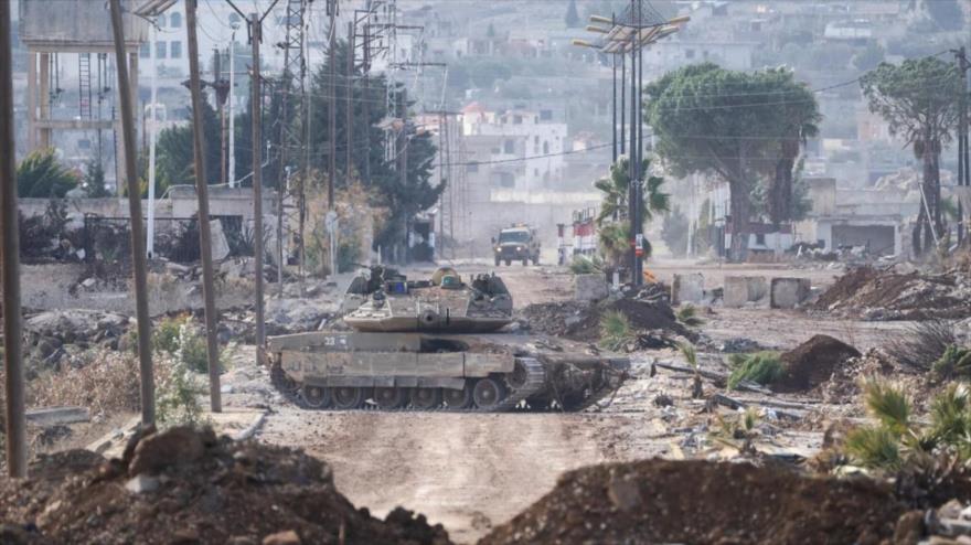 Vehículos blindados militares israelíes bloquean una carretera que conduce a la ciudad de Quneitra, en el suroeste de Siria, 5 de enero de 2025. (Foto: AP)