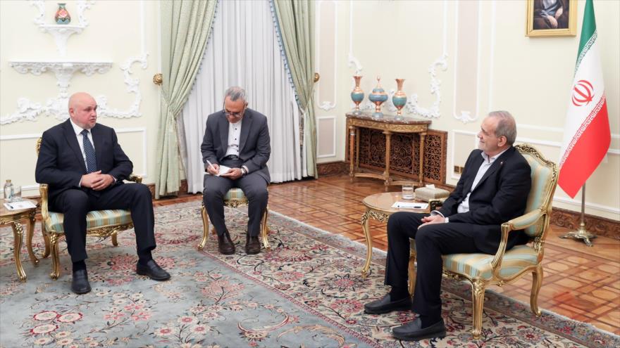 El presidente iraní, Masud Pezeshkian (dcha.), reunido con el ministro de Energía ruso, Serguéi Tsivilev (Izda.), en Teherán, 17 de septiembre de 2025.