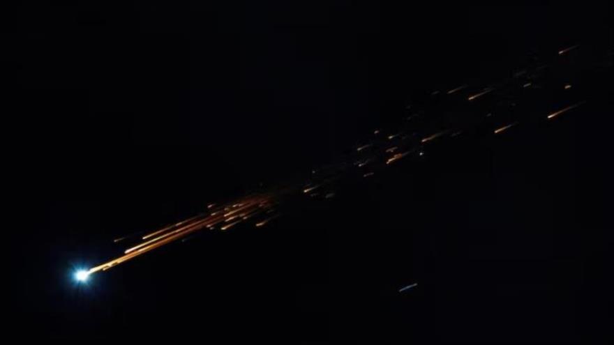 Un misil balístico lanzado desde Yemen es visto volando por los cielos sobre la ciudad de Ascalón, en los territorios ocupados por Israel, 22 de mayo de 2025. (Foto: Reuters)