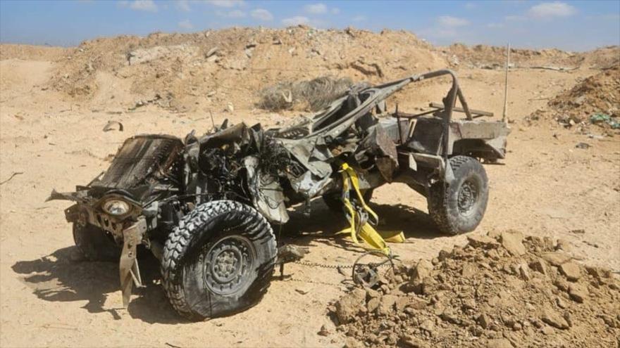 Imagen del Humvee de las fuerzas israelíes, tras toparse con una bomba al costado de un camino en Rafah, sur de Gaza, 18 de septiembre de 2025 
