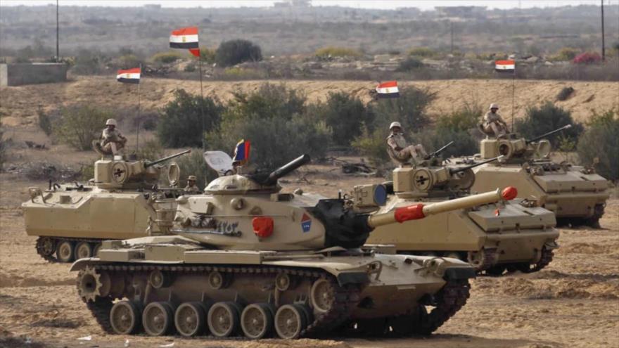 Tanques egipcios cerca del cruce de Rafah en sur de la Franja de Gaza, 31 de octubre de 2023. (Foto: AFP).