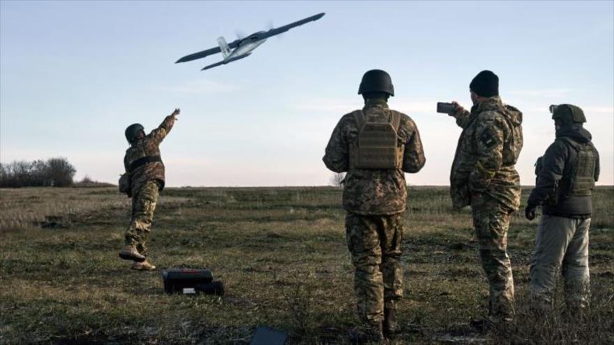 Soldados ucranianos lanzan un dron en la región de Dontesk. (Foto: AP)