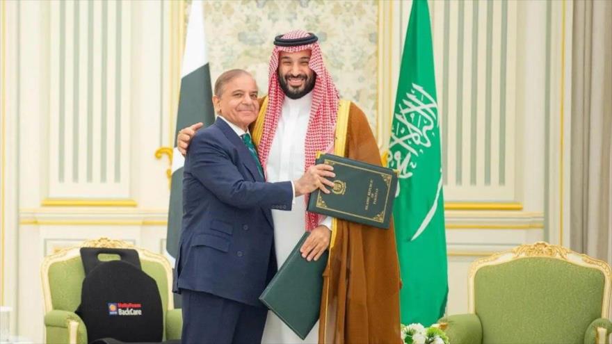 El príncipe heredero saudí, Mohamed bin Salman (dcha.), y el primer ministro pakistaní, Shehbaz Sharif, se abrazan el día de la firma de un acuerdo de defensa en Riad, 17 de septiembre de 2025.