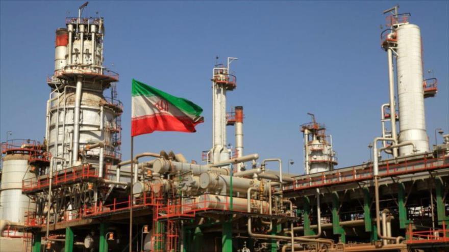 Vista general de la refinería de petróleo de Abadan en el suroeste de Irán.