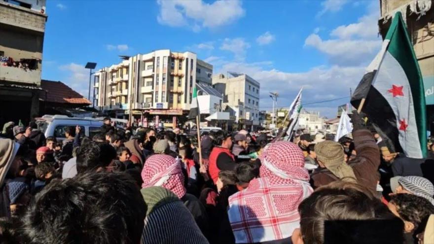Sirios en Quneitra protestan contra el llamado del premier israelí, Benjamín Netanyahu, a la desmilitarización del sur de Siria, 24 de febrero de 2025. (Foto: AA)
