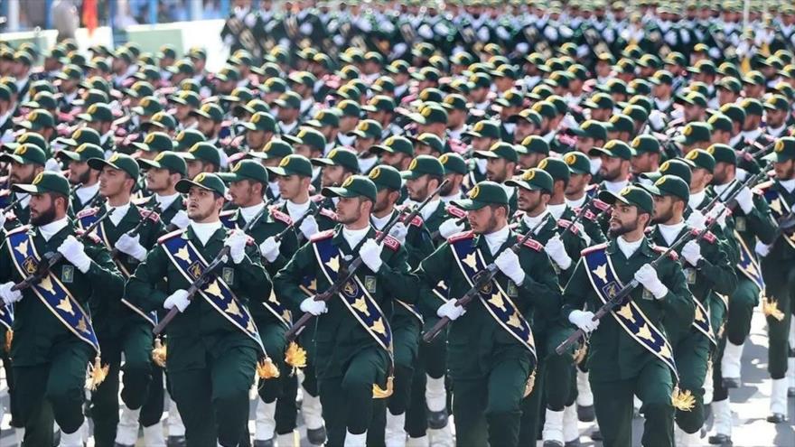 Miembros del Cuerpo de la Guardianes de la Revolución Islámica (CGRI) de Irán durante un desfile.