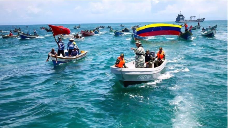 Los pescadores venezolanos ondean la bandera de Venezuela en Caribe, 20 de septiembre de 2025.