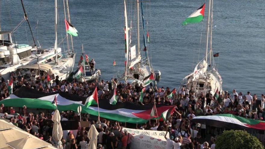 Se ondea la bandera de Palestina en un puerto italiano antes de partida de Flotilla de Sumud, 19 de septiembre de 2025.