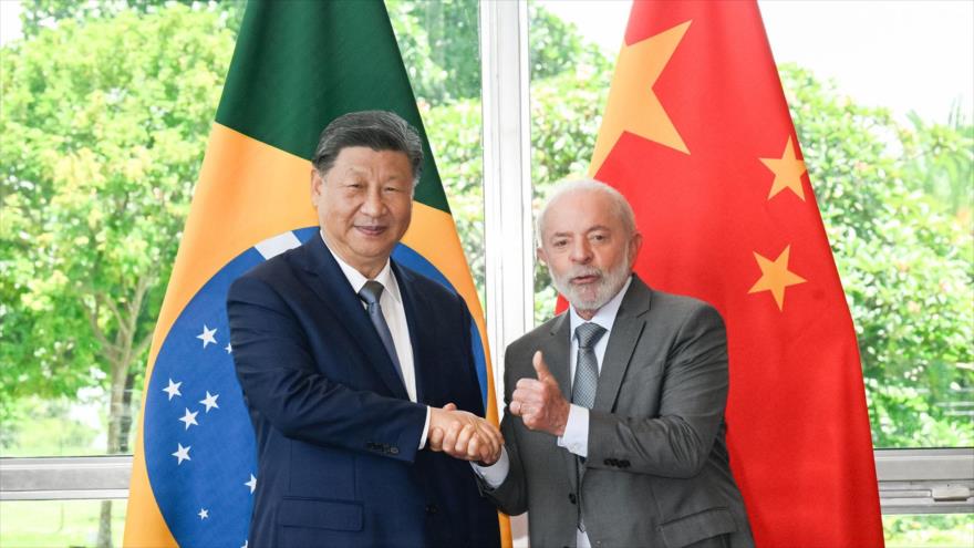 El presidente brasileño, Lula da Silva, y su par chino, Xi Jinping (izda.), se estrechan la mano durante una reunión en Brasilia, 20 de octubre de 2024.