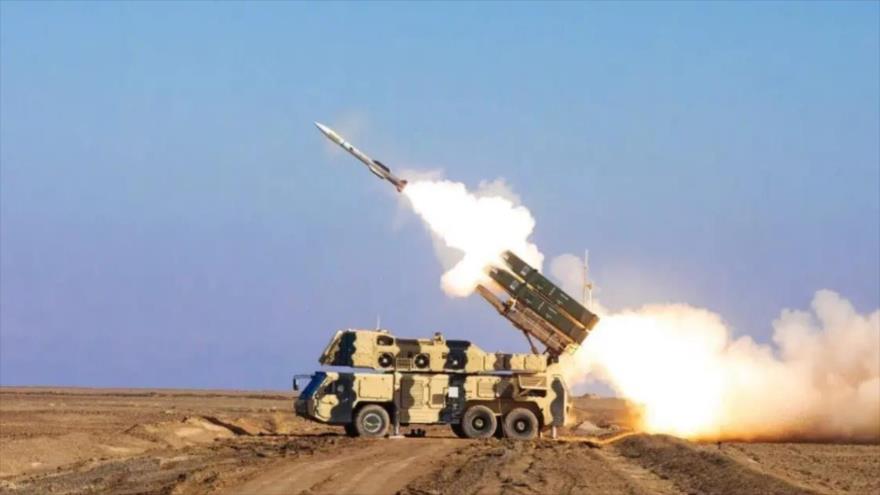 Irán prueba un sistema de defensa aérea durante un ejercicio militar.