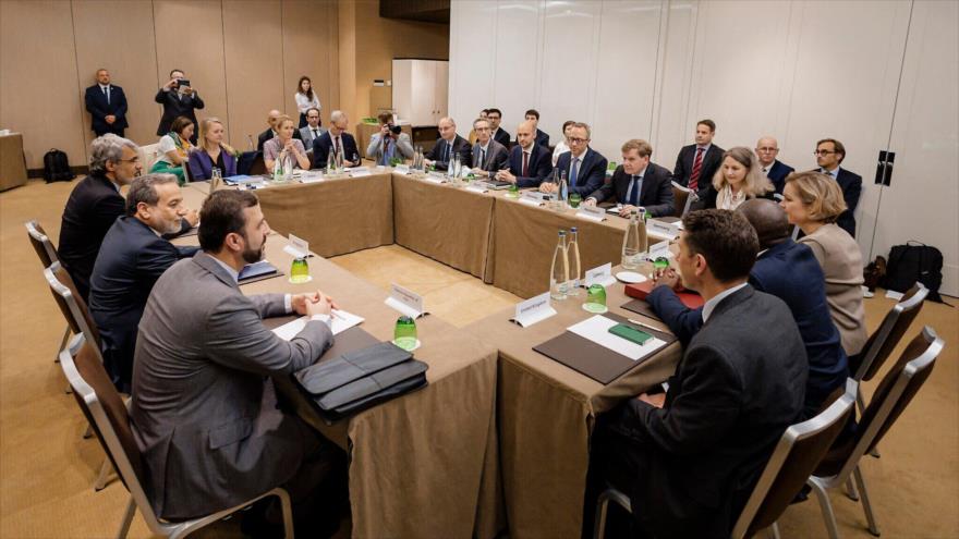 El canciller iraní, Abás Araqchi (2.º por la izq.), durante una reunión sobre el programa nuclear iraní con los diplomáticos europeos, en Ginebra (Suiza). 