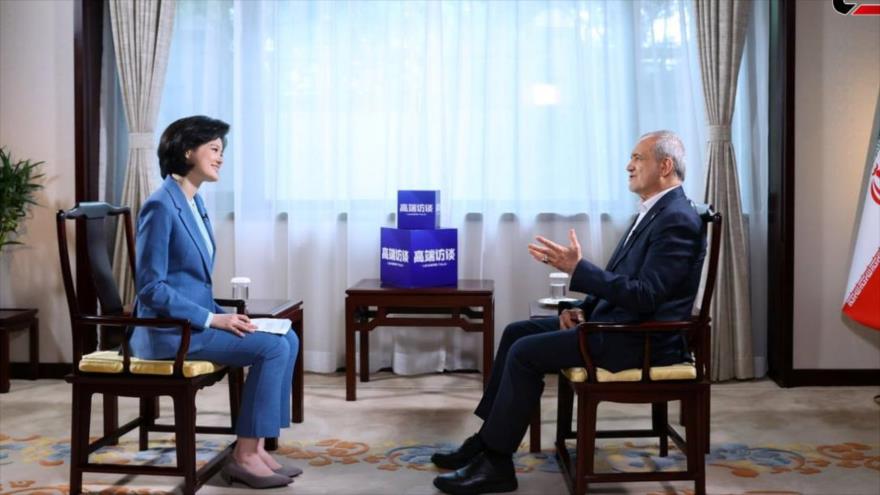 El presidente iraní, Masud Pezeshkian, durante entrevista con la Televisión Central de China CCTV.