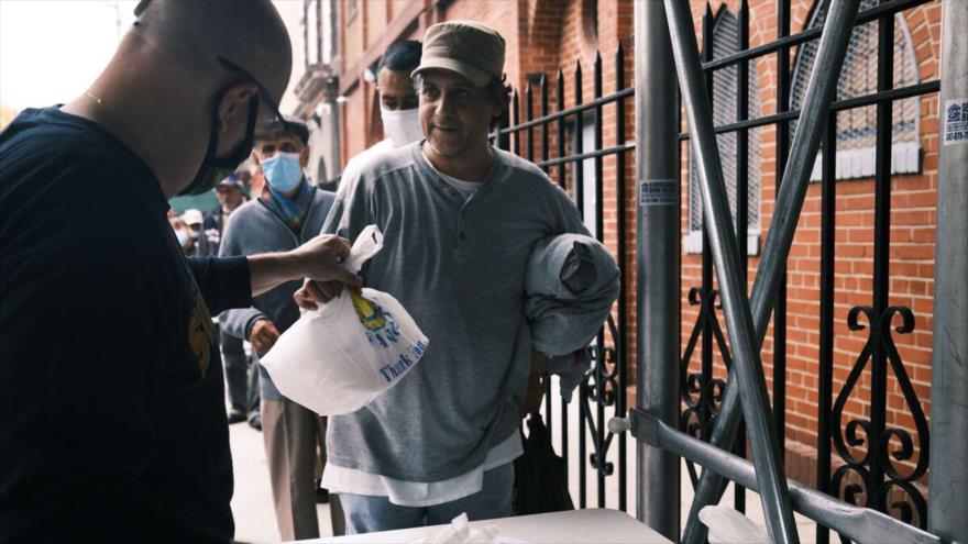 Vecinos reciben comida en una iglesia del Bronx (Nueva York, EE.UU.), 22 de octubre de 2020. (Foto: Reuters)