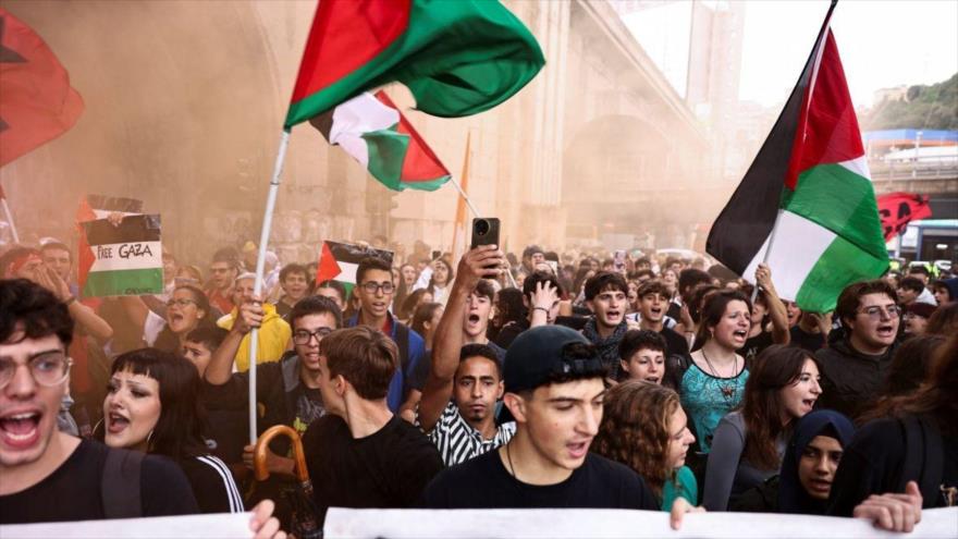 Los estudiantes italianos ondean la bandera de Palestina en la protesta pro Palestina en Génova, Italia, 22 de septiembre de 2025.
