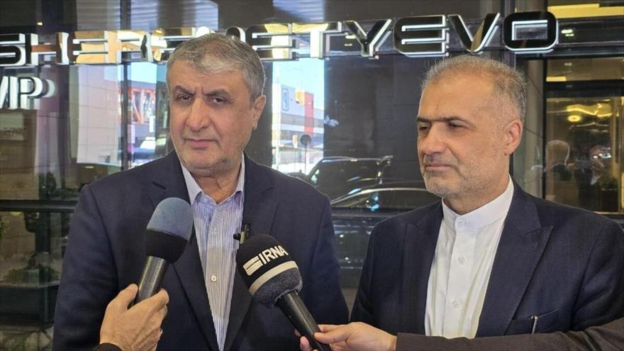 El jefe de la Organización de Energía Atómica de Irán, Mohamad Eslami (izda.), habla con los medios tras su llegada a Moscú, capital rusa, 22 de septiembre de 2025.