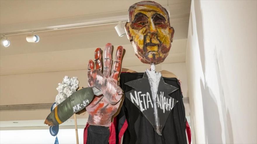 Imagen de Netanyahu con las manos ensangrentadas en una instalación artística titulada “La maquinaria bélica de EEUU e Israel” en Chicago, enero de 2025.