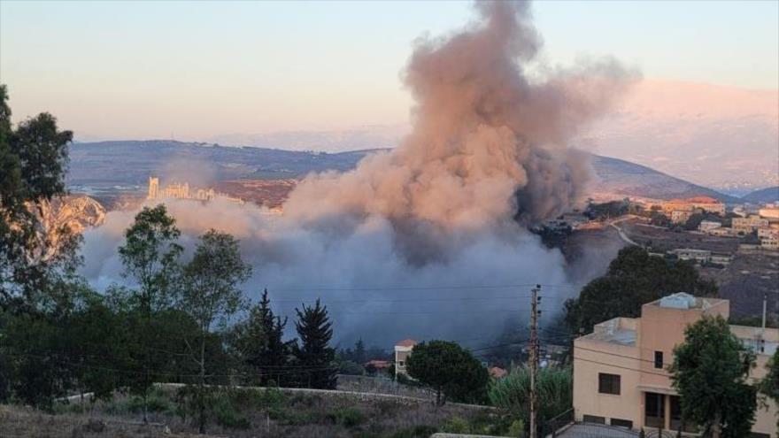 Columnas de humo en medio de los ataques israelíes en la aldea de Debbin, en el sur del Líbano, 18 de septiembre de 2025. (Foto: AFP)