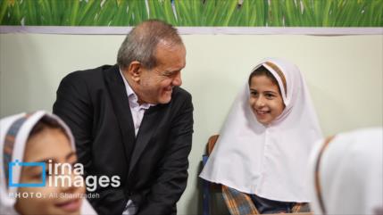 Presidente iraní asiste a ceremonia del nuevo año escolar en Teherán
