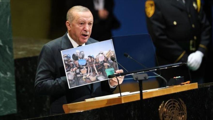 El presidente de Turquía, Recep Tayyip Erdogan, mostrando imágenes de palestinos hambrientos y desnutridos en Gaza ante la Asamblea General de Naciones Unidas (AGNU), 23 de septiembre de 2025.