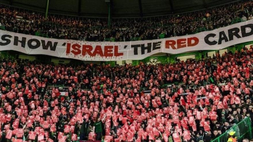 Aficionados de la selección de Irlanda exhiben una pancarta en la que se lee “Tarjeta roja a Israel” durante un partido de clasificación en el Estadio Aviva. 