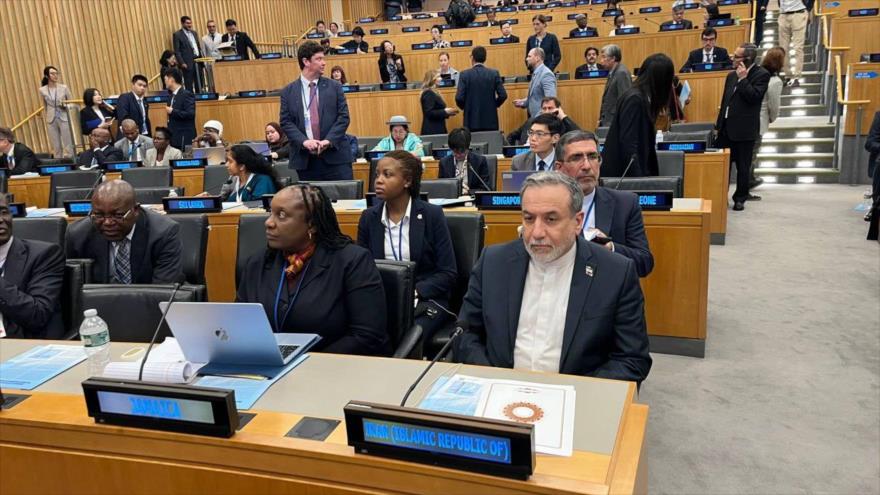 El canciller de Irán, Seyed Abás Araqchi (dcha.), en la reunión de alto nivel de la Iniciativa para el Desarrollo Global, Nueva York, 23 de septiembre de 2025.
