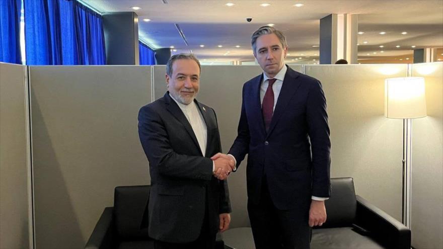 El canciller iraní, Seyed Abás Araqchi (izda), reunido con su homólogo irlandés, Simon Harris, en Nueva York (Estados Unidos), 23 de septiembre de 2025.
