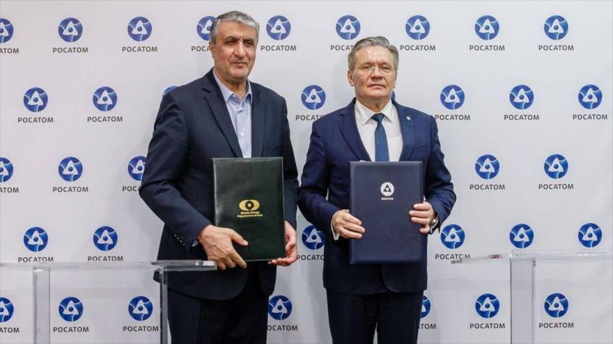 El jefe de la OEAI, Mohamad Eslami (izda.) y el director general de la agencia nuclear rusa Rosatom, Alexéi Lijachov, 24 de septiembre de 2025.