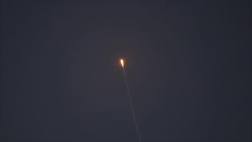 Un misil disparado desde Yemen es avistado en el cielo sobre Al-Jalil (Hebrón), Cisjordania, 1 de julio de 2025.