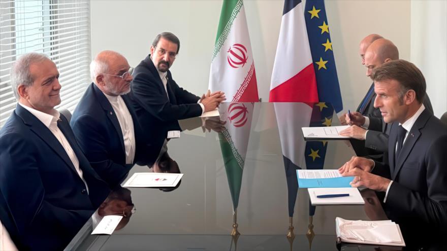 El presidente de Irán, Masud Pezeshkian (izda.), reunido con su homólogo francés, Emmanuel Macron (dcha.), en Nueva York, 24 de septiembre de 2025.