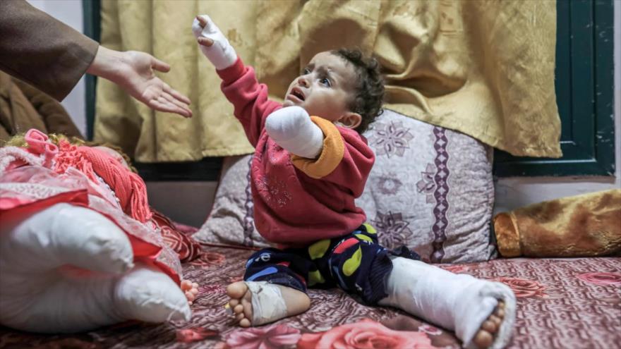 Hoor, una niña palestina que resultó herida y perdió una mano debido a los bombardeos de Israel en la Franja de Gaza.