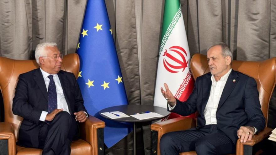 El presidente de Irán, Masud Pezeshkian (dcha.), reunido con el presidente del Consejo Europeo, António Costa, en Nueva York (EE.UU.), 24 de septiembre de 2025.