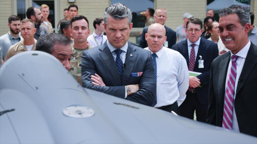 El secretario de Defensa estadounidense, Pete Hegseth, pasa revista al dron LUCAS, copia del dron iraní Shahed-136, en el patio del Pentágono, en Washington, 16 de julio de 2025.