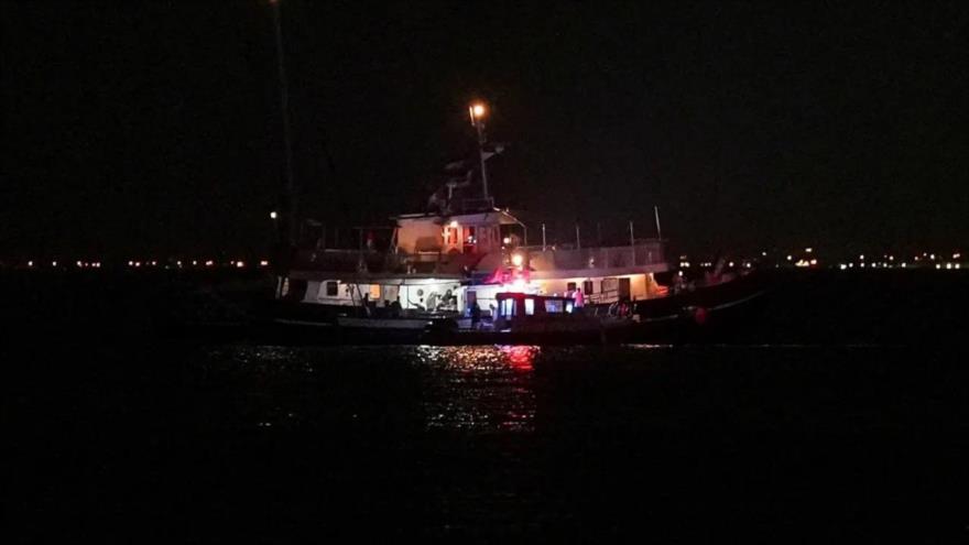 Buque de la Flotilla Global Sumud en el puerto tunecino de Sidi Bou Said, flanqueado por buques de la Guardia Nacional, 24 de septiembre de 2025. (Foto: Reuters)