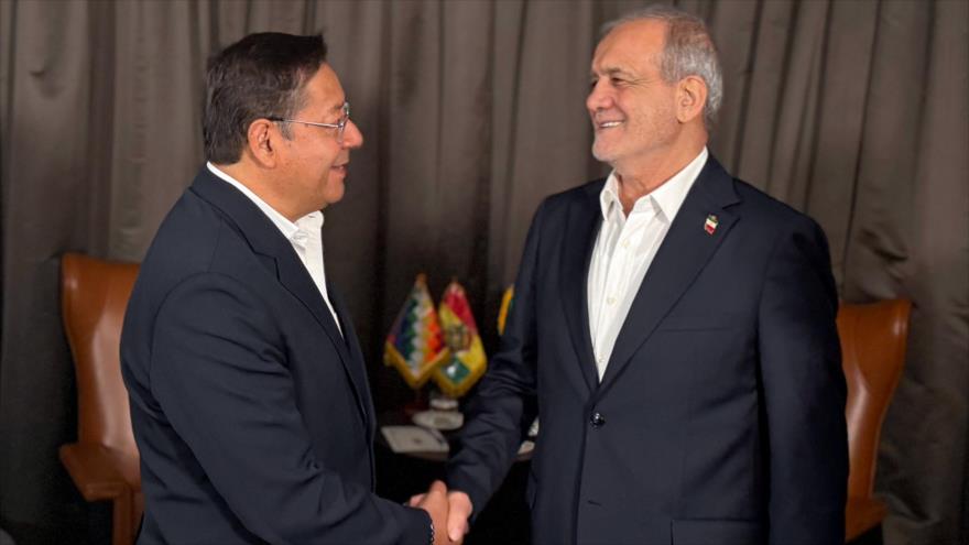El presidente de Irán, Masud Pezeshkian (dcha.)y su par boliviano, Luis Arce, al margen de la 80.ª sesión de la AGNU, 25 de septiembre de 2025.