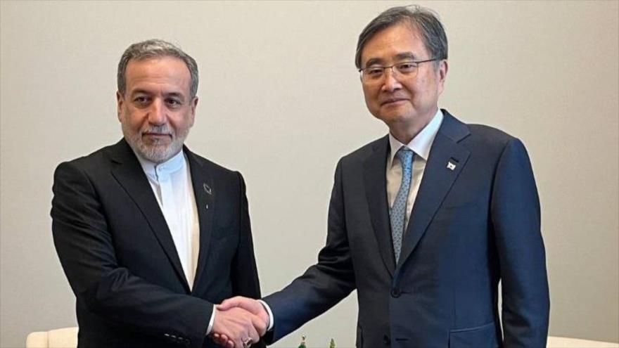 El canciller persa, Seyed Abás Araqchi (izda.), reunido con su homólogo surcoreano, Cho Hyun, en Nueva York (EE.UU.), 25 de septiembre de 2025.