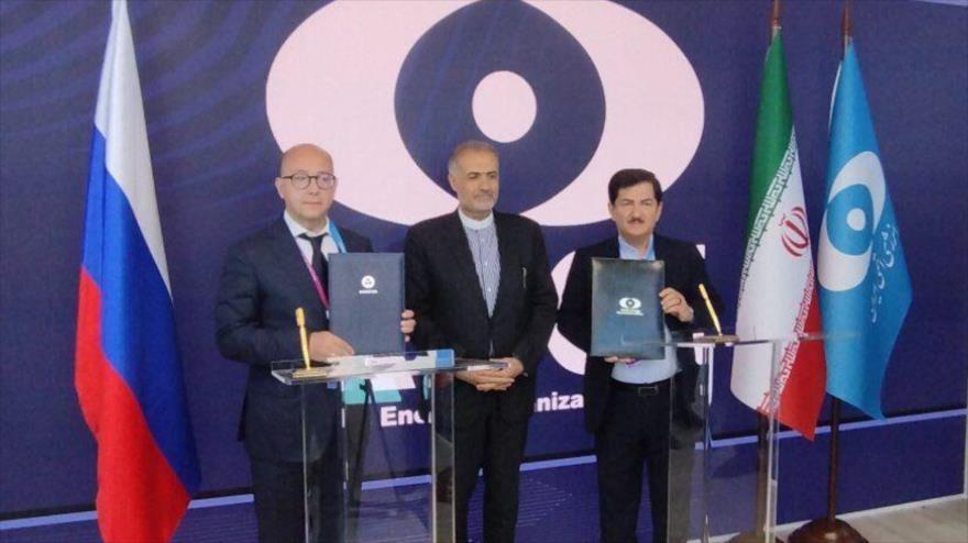 Naser Mansur Shariflu (dcha.), en representación de la empresa iraní Hormoz, y Dmitry Shiganov, en representación de la empresa REP de Rosatom, Moscú, Rusia, 26 de septiembre de 2025. 