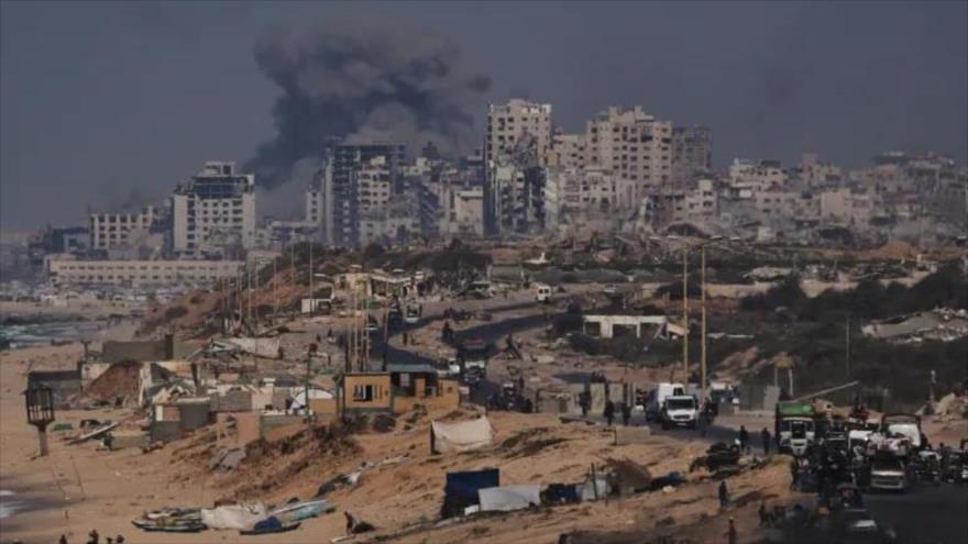 Humo se eleva tras un ataque militar israelí en la ciudad de Gaza, visto desde el centro de la Franja de Gaza, 26 de septiembre de 2025. (Foto: AP)