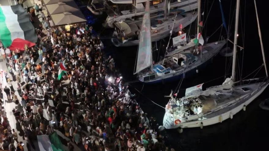 Personas reunidas en un puerto griego antes de la partida de dos barcos que participan en la Flotilla Global Sumud, 14 de septiembre de 2025.
