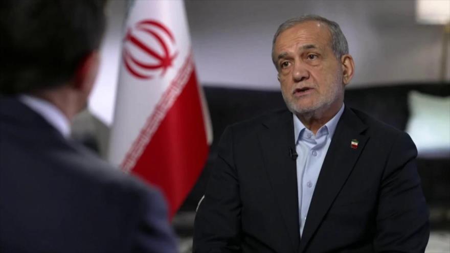 El presidente iraní, Masud Pezeshkian (dcha.), en una entrevista con la agencia NBC al margen de la Asamblea General de la ONU en Nueva York, 26 de septiembre de 2025. (Foto: NBC)