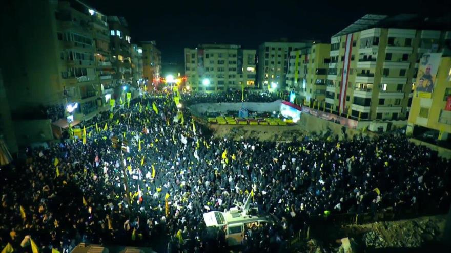 Miles de personas se congregaron en Dahieh, Beirut, en el lugar donde fue martirizado el líder de Hezbolá, Seyed Hasan Nasralá, para honrar y conmemorar el primer aniversario de su martirio, 26 de septiembre de 2025.