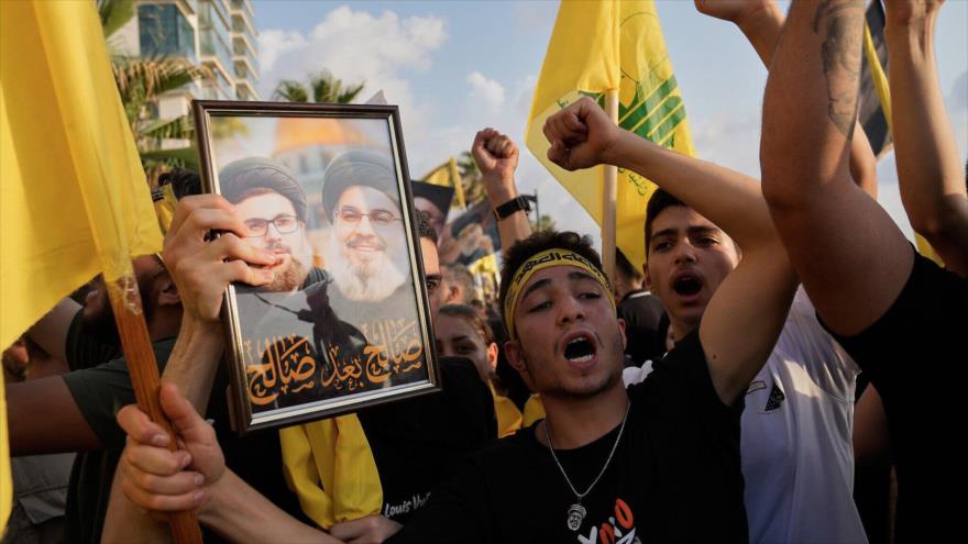 Libaneses gritan consignas durante la conmemoración del aniversario del asesinato de los líderes de Hezbolá, Beirut, 25 de septiembre de 2025. (Foto: AP)