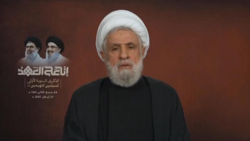 El líder de Hezbolá, el sheij Naim Qasem, habla por el primer aniversario del martirio de los líderes del movimiento, Sayed Hasan Nasralá y Seyed Hashem Safi al-Din.