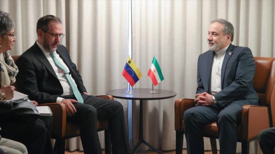 El ministro de Asuntos Exteriores de Irán, Seyed Abás Araqchi, y su homólogo venezolano, Yván Gil, 27 de septiembre de 2025.
